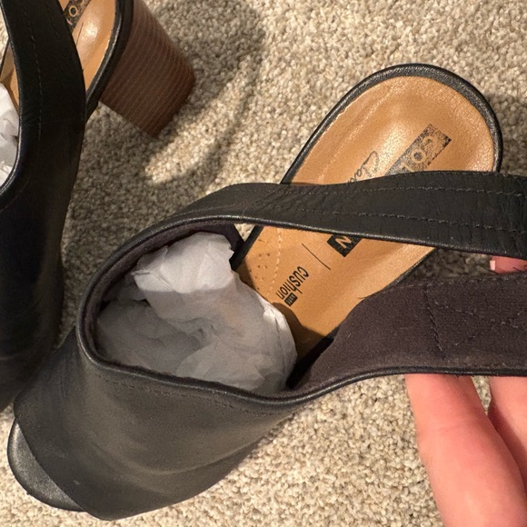 Clarks Collection Leather Block Heel Sandals | Size 7.5 - Picture 8 of 10